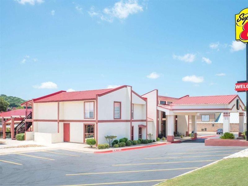 Super 8 By Wyndham Kerrville Tx Bagian luar foto