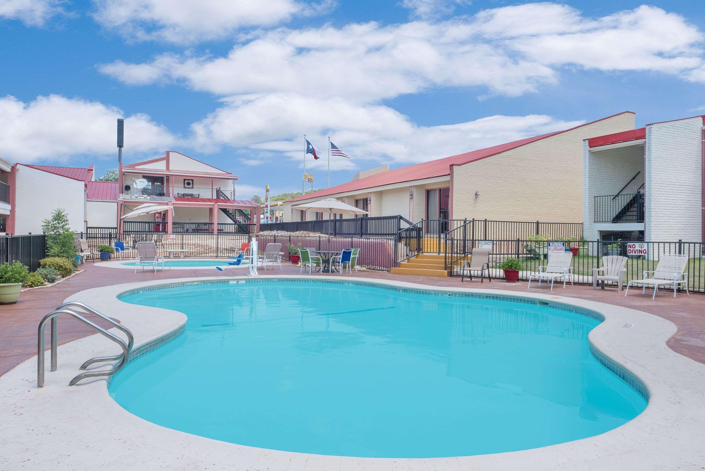 Super 8 By Wyndham Kerrville Tx Bagian luar foto