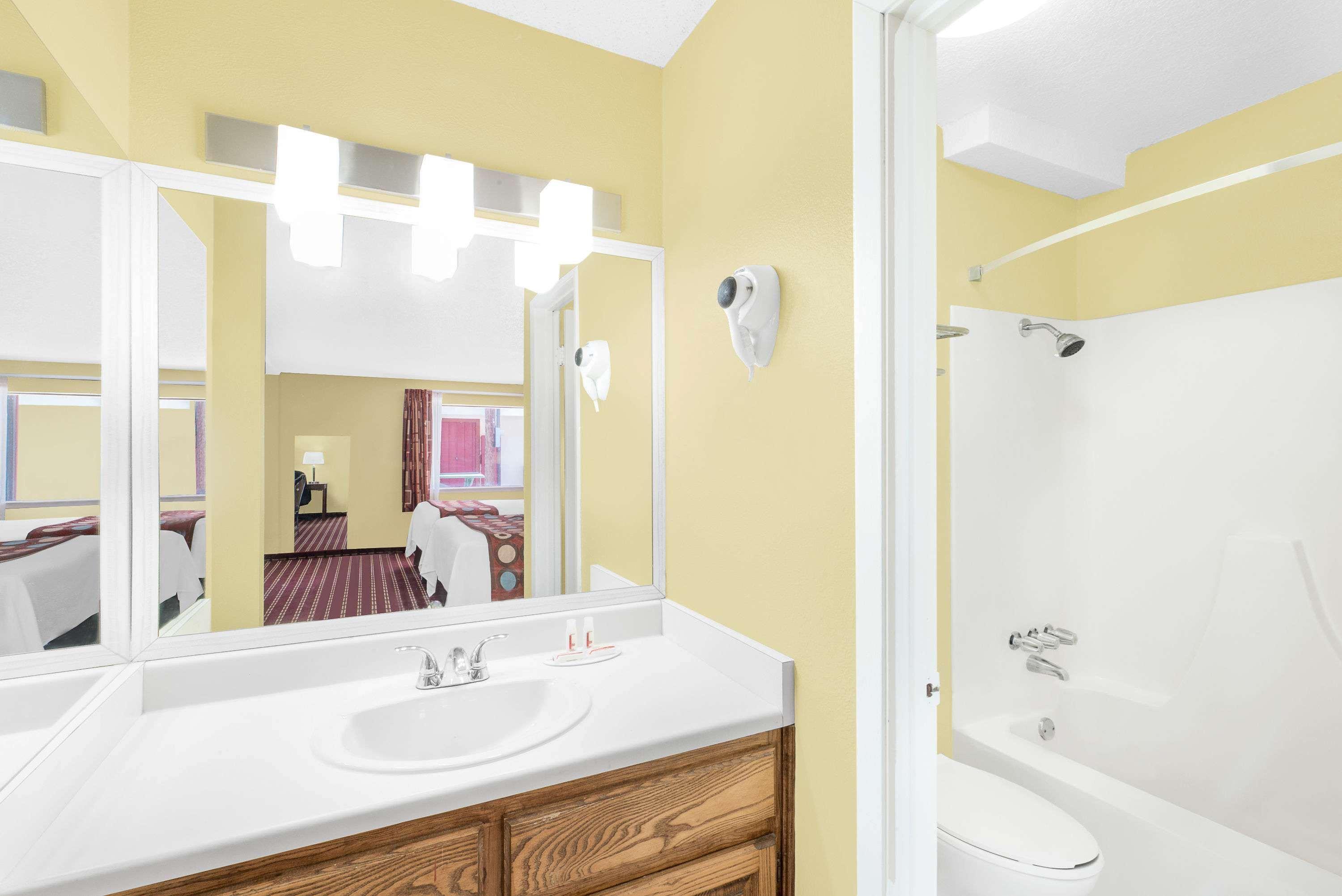Super 8 By Wyndham Kerrville Tx Bagian luar foto