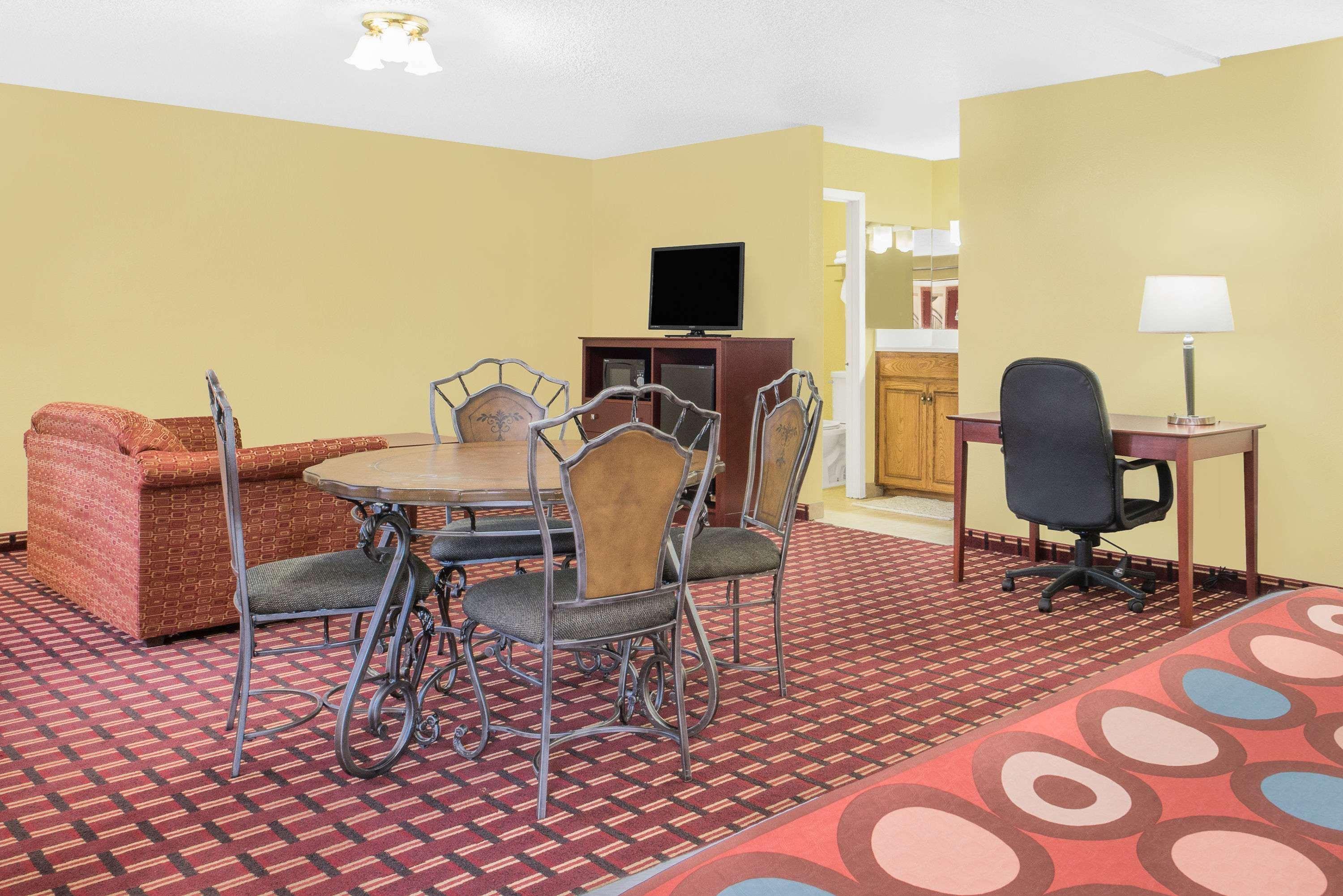 Super 8 By Wyndham Kerrville Tx Bagian luar foto