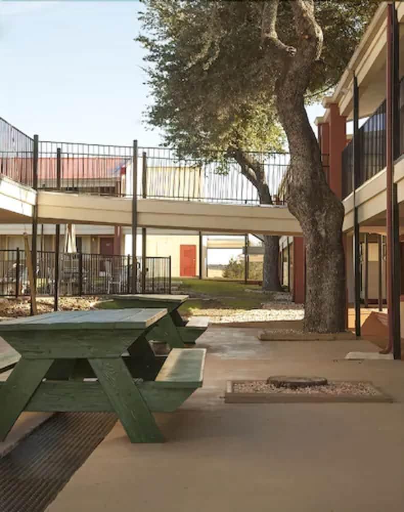 Super 8 By Wyndham Kerrville Tx Bagian luar foto
