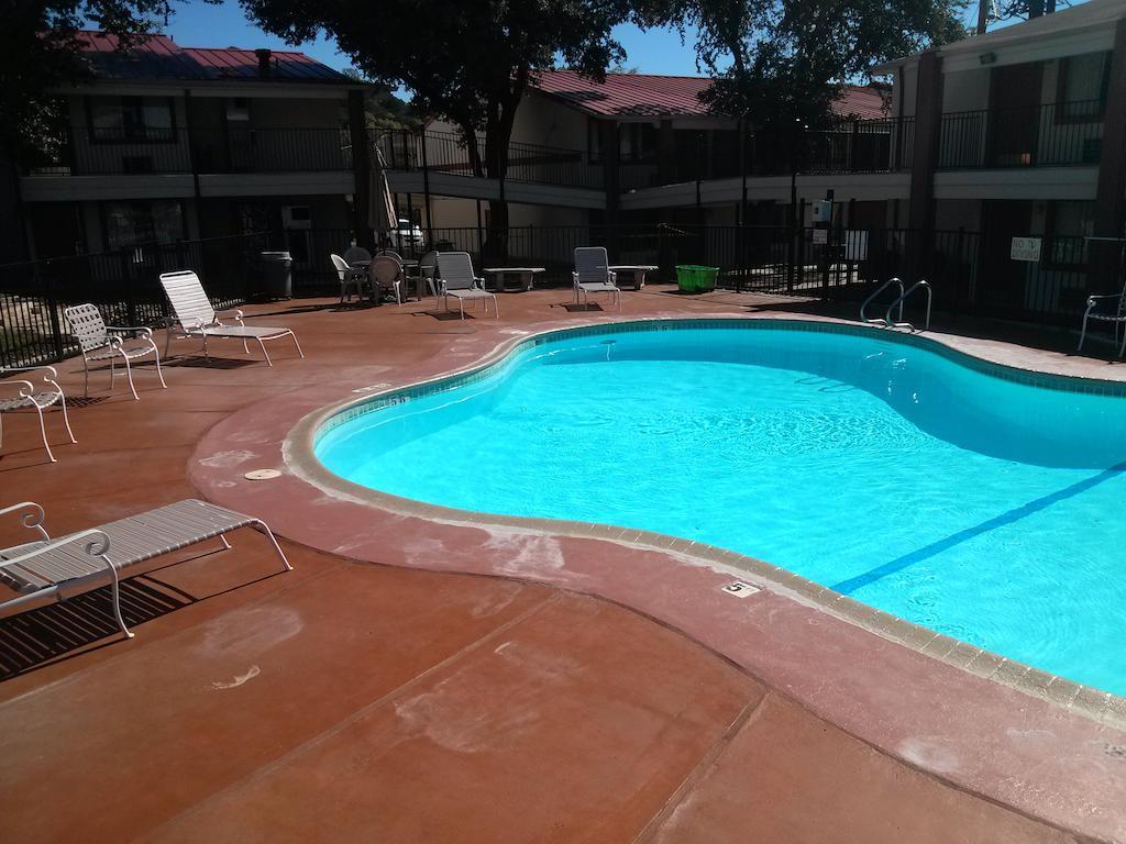 Super 8 By Wyndham Kerrville Tx Bagian luar foto