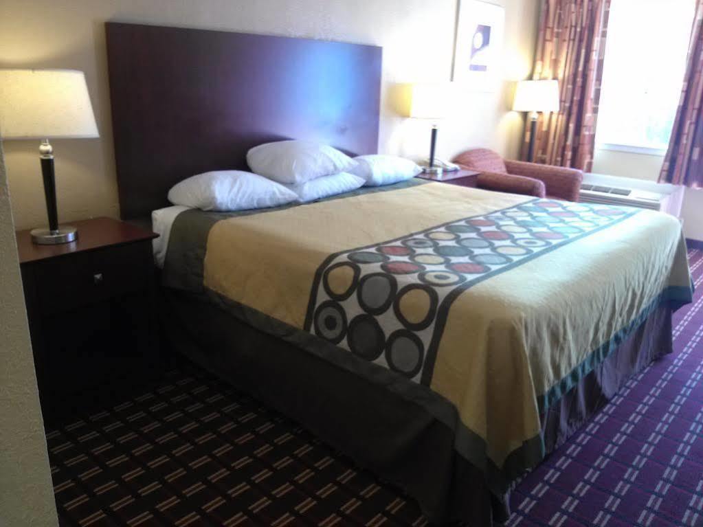 Super 8 By Wyndham Kerrville Tx Bagian luar foto