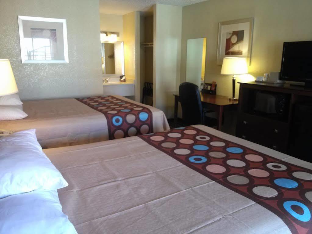 Super 8 By Wyndham Kerrville Tx Bagian luar foto